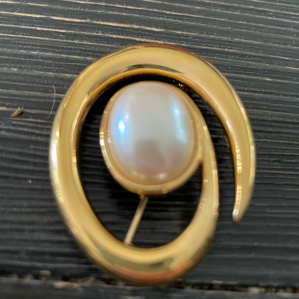Elegant Gold Tone and Pearl Swirl Brooch